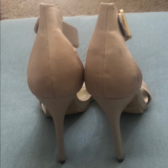 Gold/ivory stilettos small spot on the right heel - Picture 2 of 4